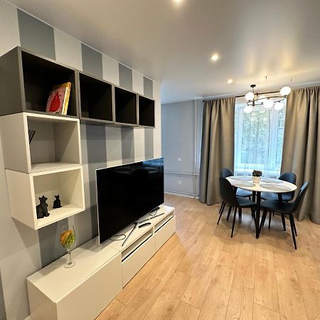 Parkside Escape: Stylish 1-Br Appartement Riga Buitenkant foto