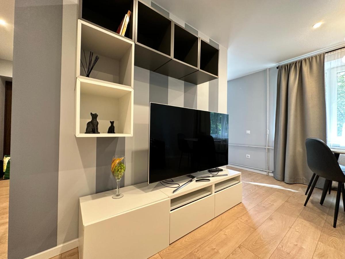 Parkside Escape: Stylish 1-Br Appartement Riga Buitenkant foto