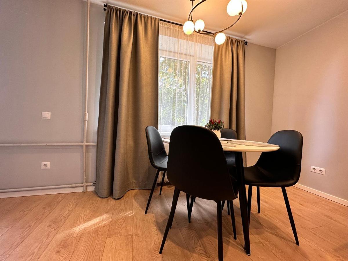Parkside Escape: Stylish 1-Br Appartement Riga Buitenkant foto