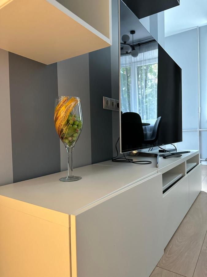 Parkside Escape: Stylish 1-Br Appartement Riga Buitenkant foto