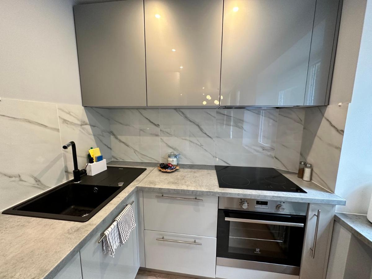Parkside Escape: Stylish 1-Br Appartement Riga Buitenkant foto