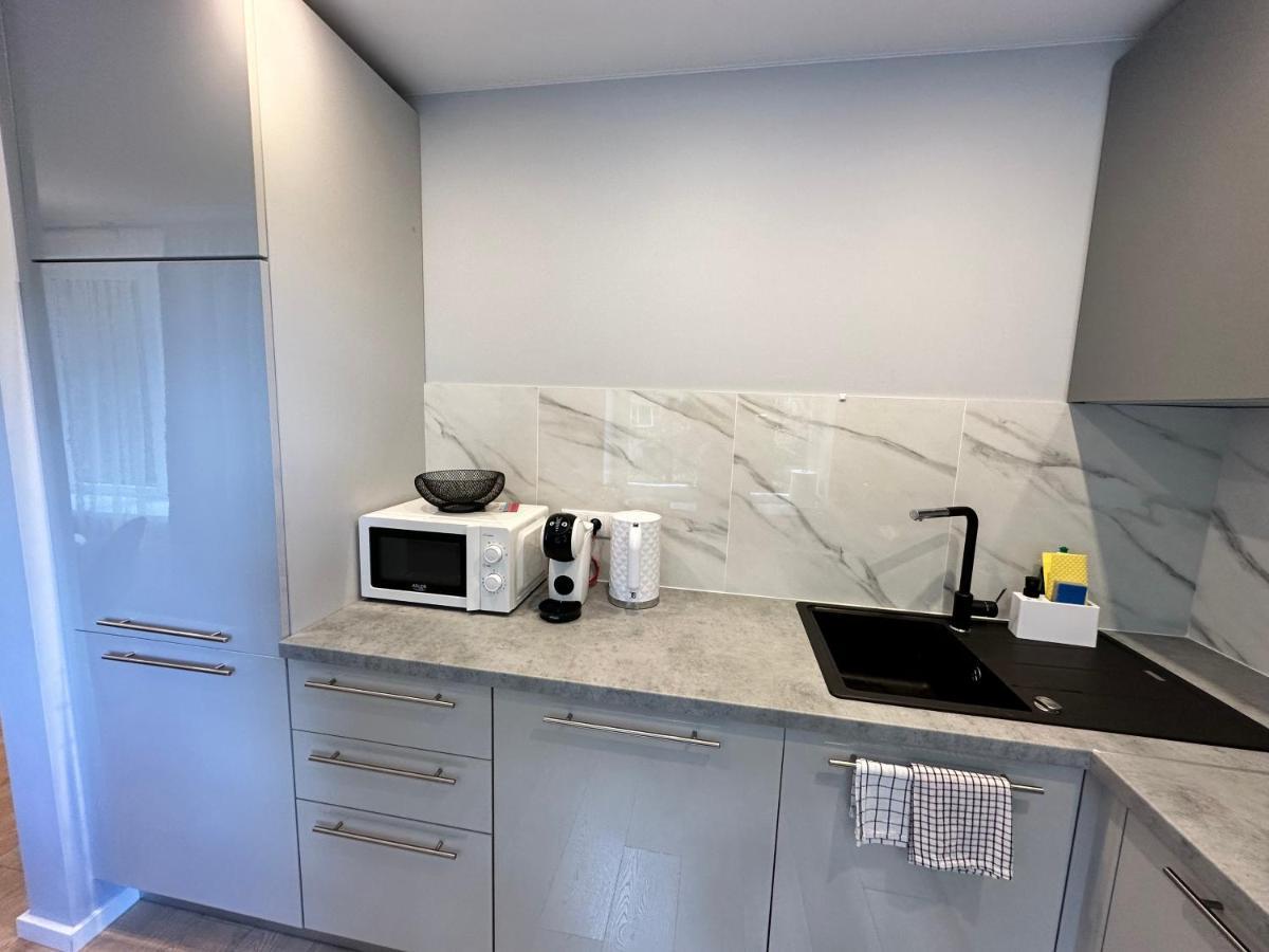 Parkside Escape: Stylish 1-Br Appartement Riga Buitenkant foto