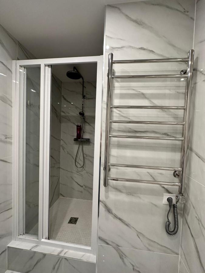 Parkside Escape: Stylish 1-Br Appartement Riga Buitenkant foto