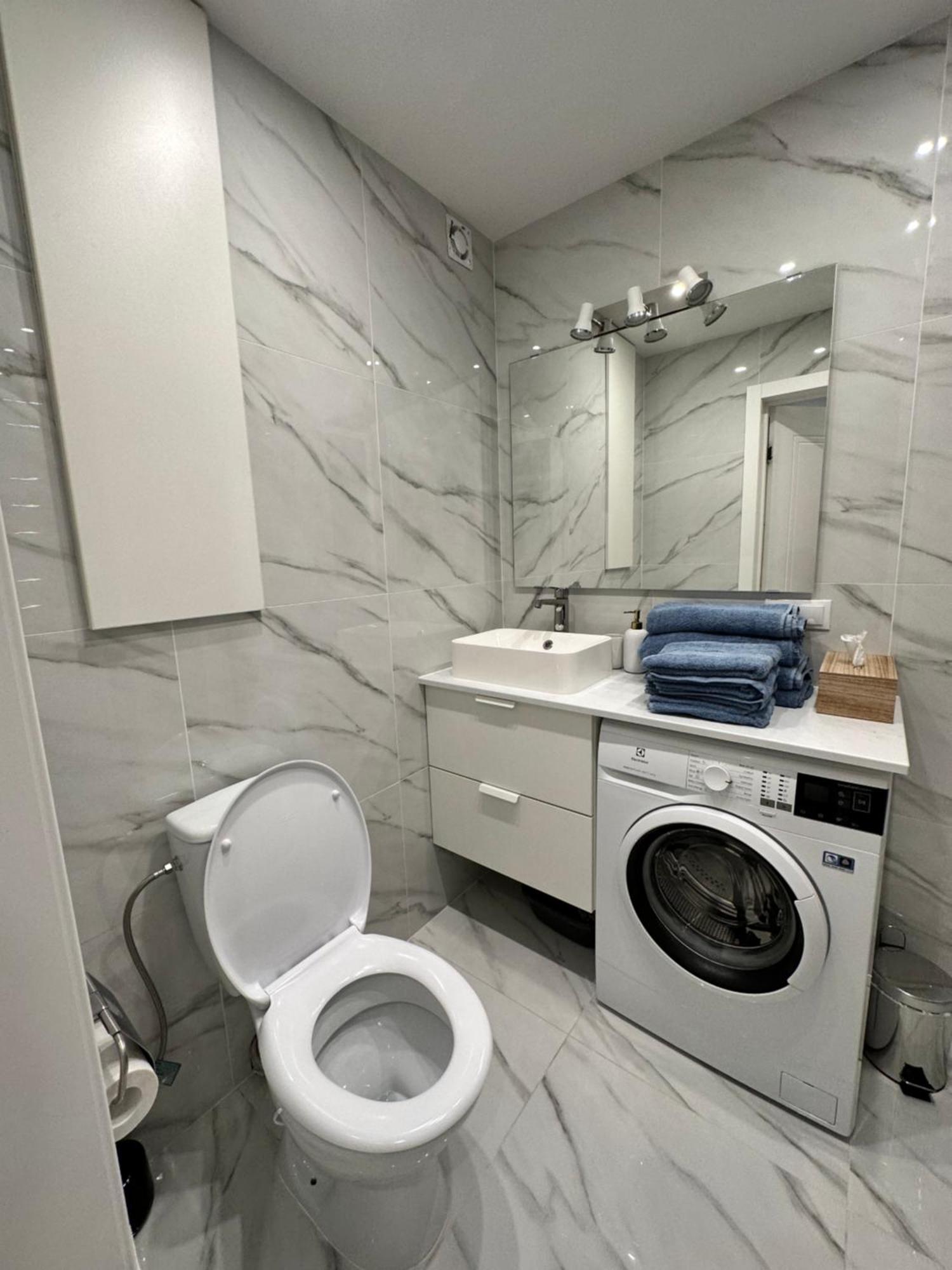 Parkside Escape: Stylish 1-Br Appartement Riga Buitenkant foto
